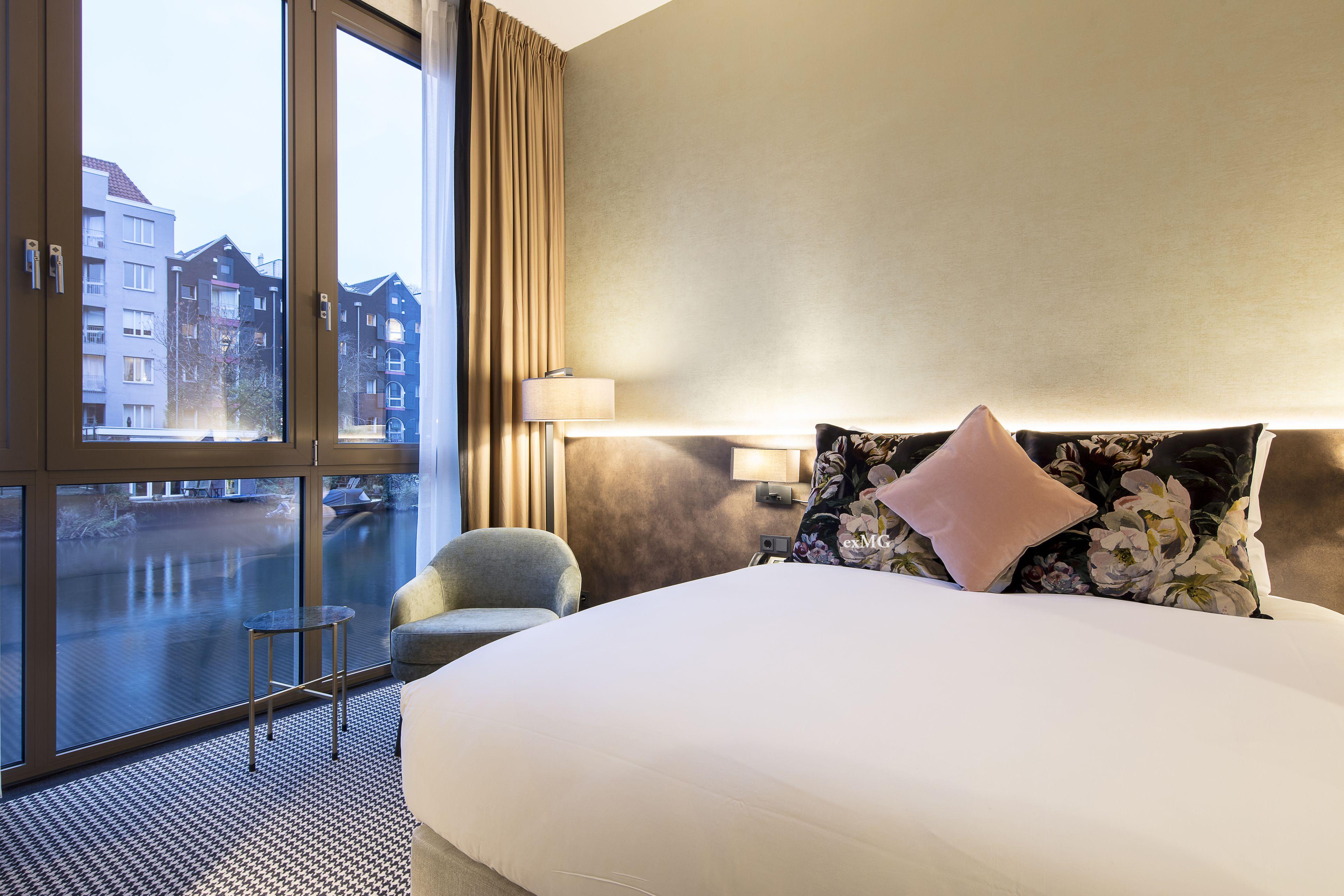 2 Romantic Hotels in Red Light District Worth Booking