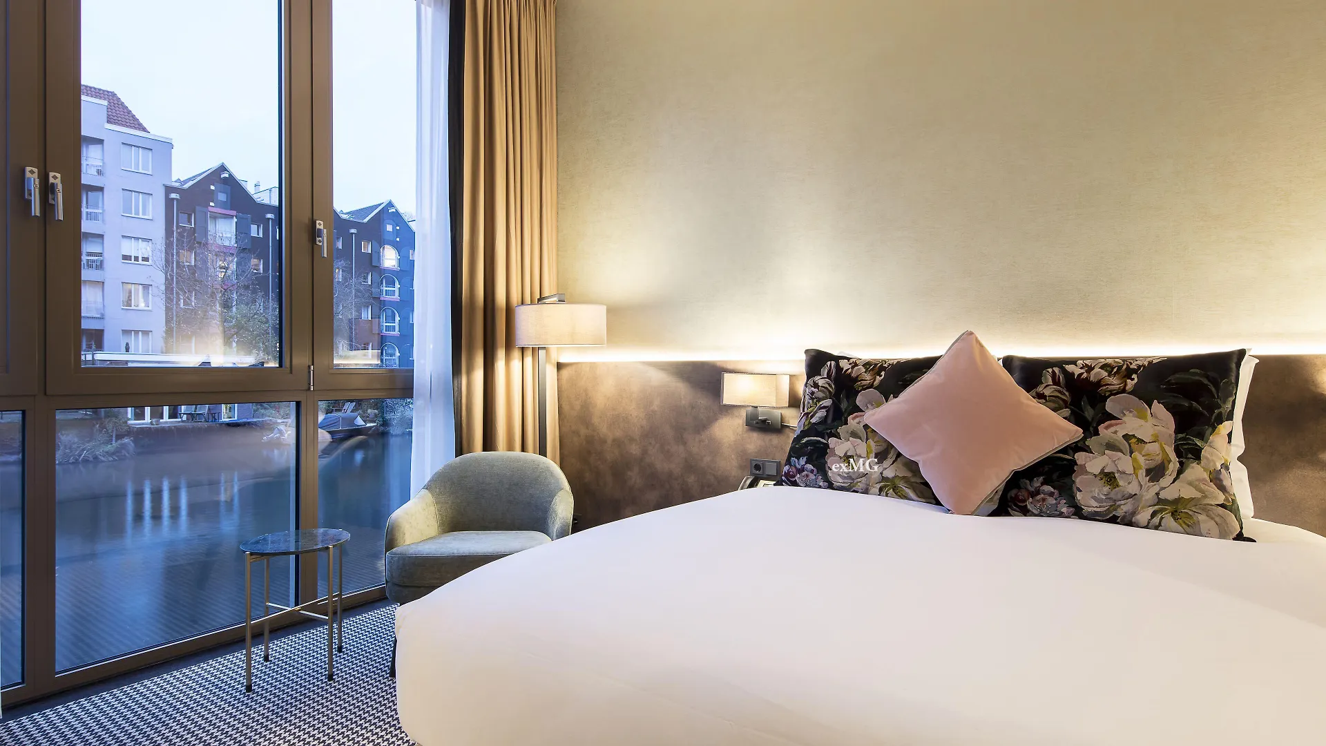 2 Romantic Hotels in Red Light District Worth Booking